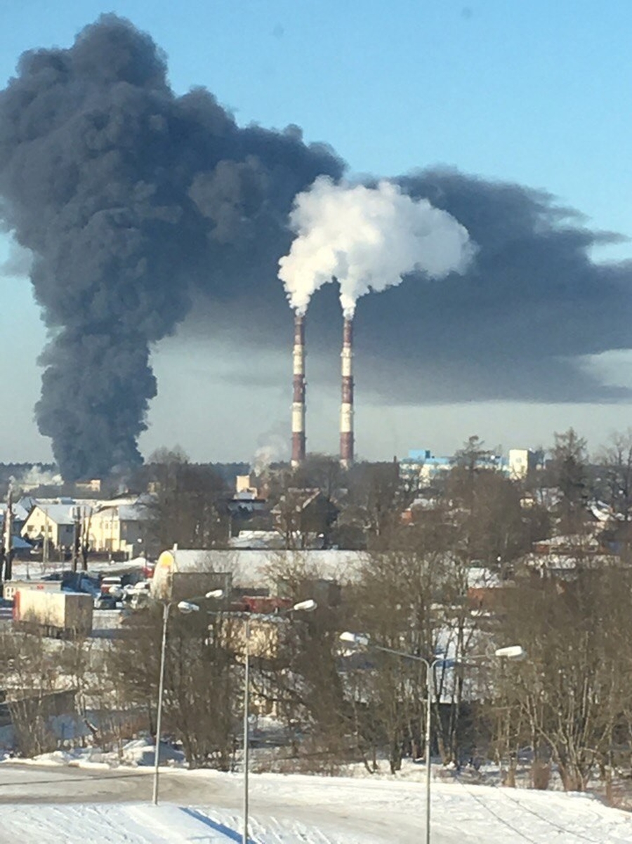 В Гатчине горит завод 