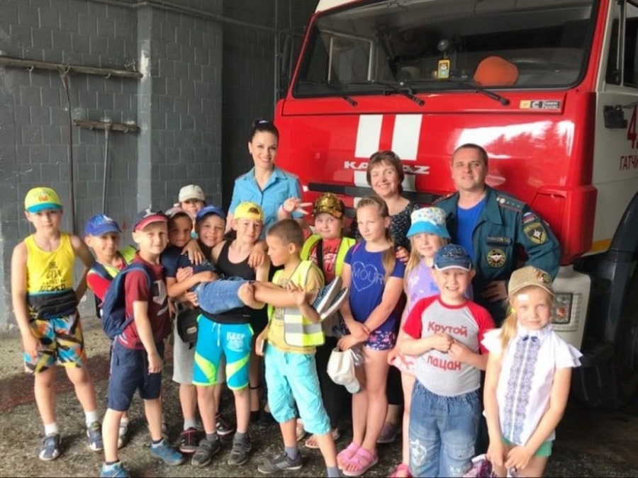 В гостях у гатчинских пожарных побывали школьники