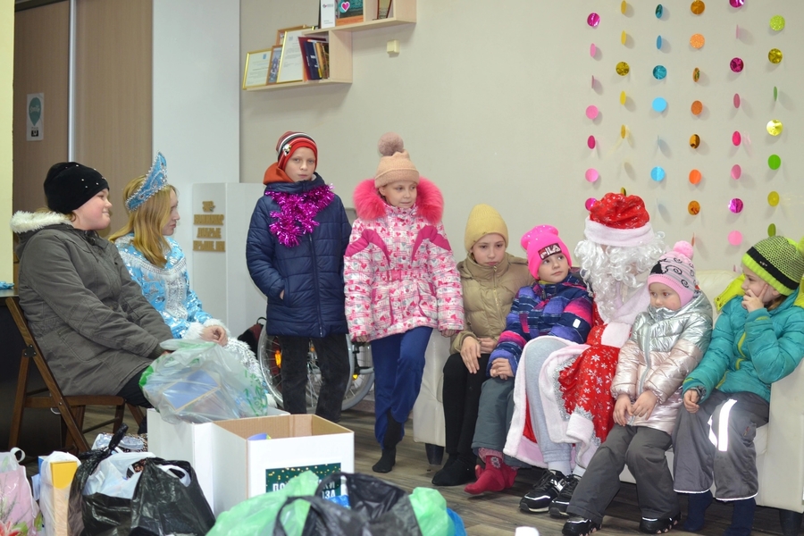 Благотворительный фонд из Коммунара поздравил ребятишек с Новогодними праздниками