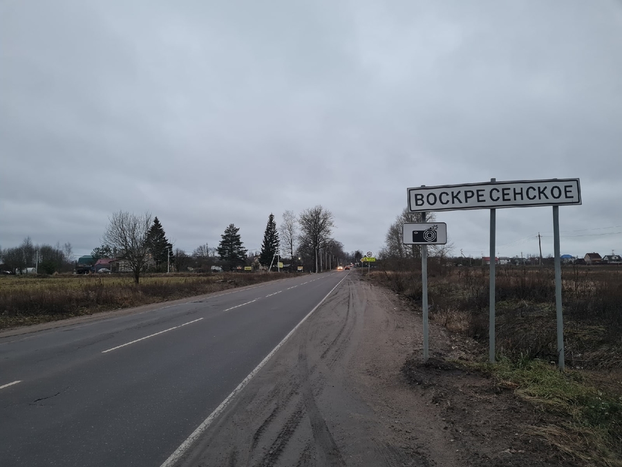 Жители Гатчинского района просят губернатора об остановках, светофорах, знаках