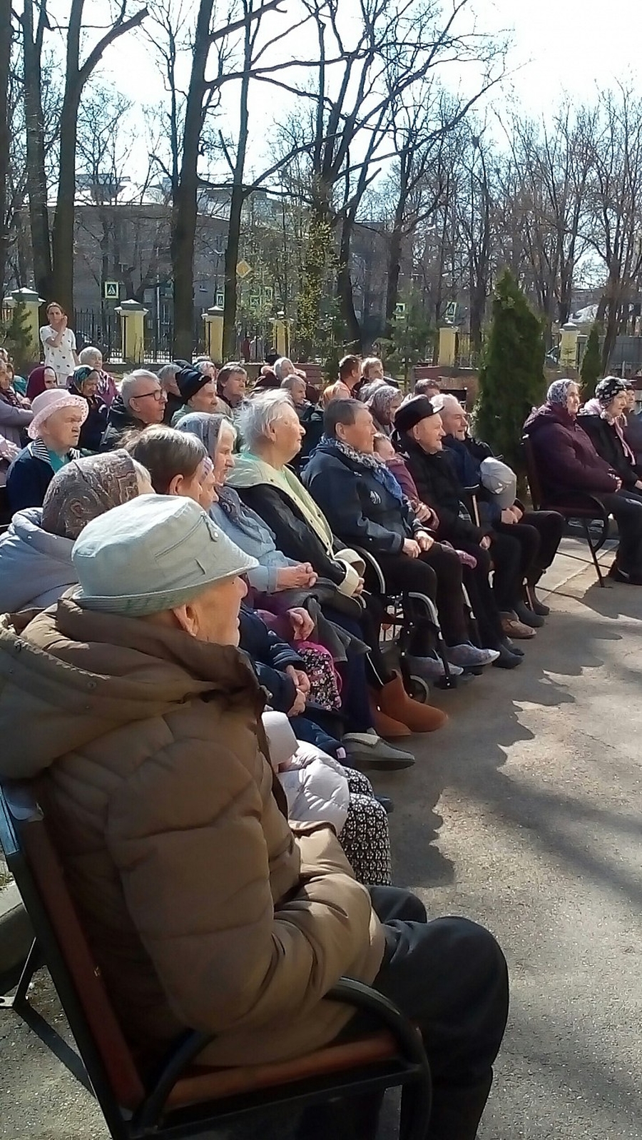 Гатчинская Служба Новостей — Кукольный театр Гатчинской школы третьего  возраста показал спектакль под открытым небом