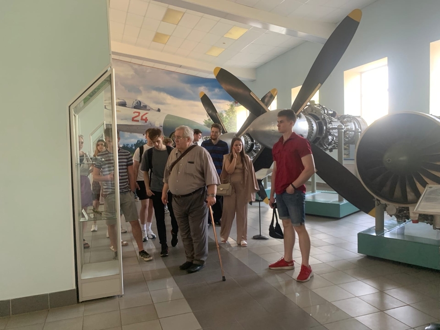 На экскурсии в Гатчинском музее истории военной авиации и музее 218-го АРЗ побывали студенты из Петербурга  