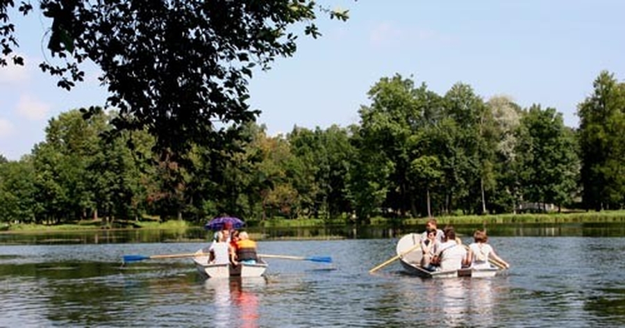 Гатчинский Дворец ежедневно проводит экскурсии на лодках по озерам парка