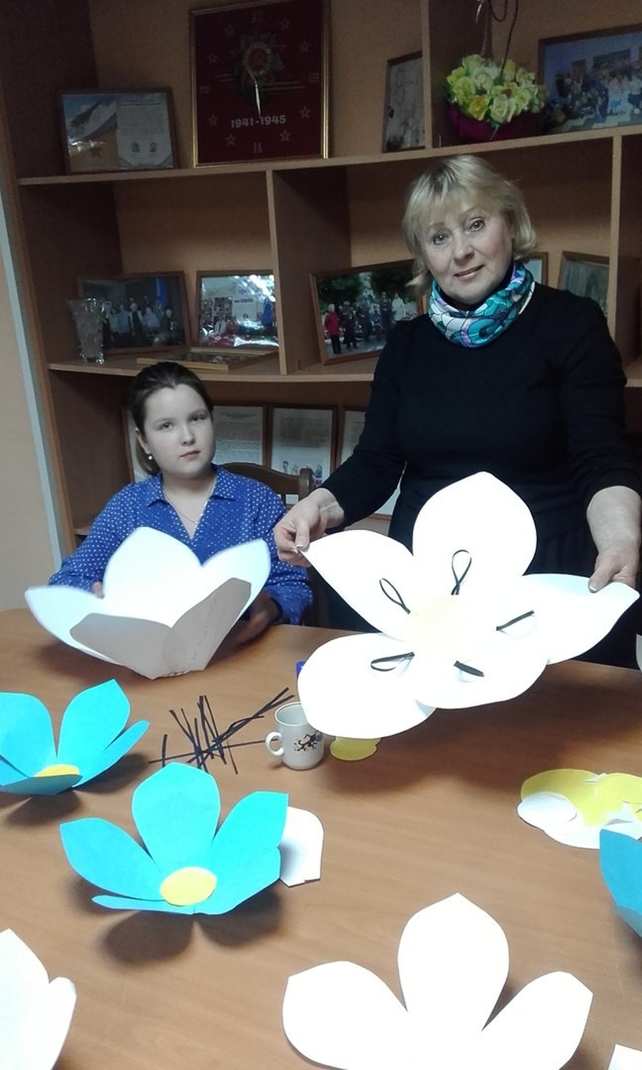 В Большеколпанском Центре культуры прошел мастер-класс по изготовлению цветов