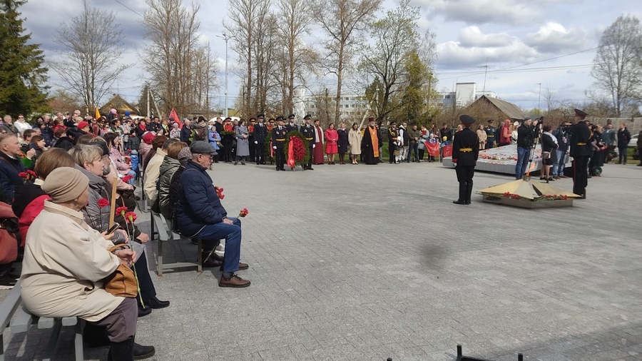 Торжественно-траурный митинг прошел сегодня у Воинского мемориала на улице Солодухина
