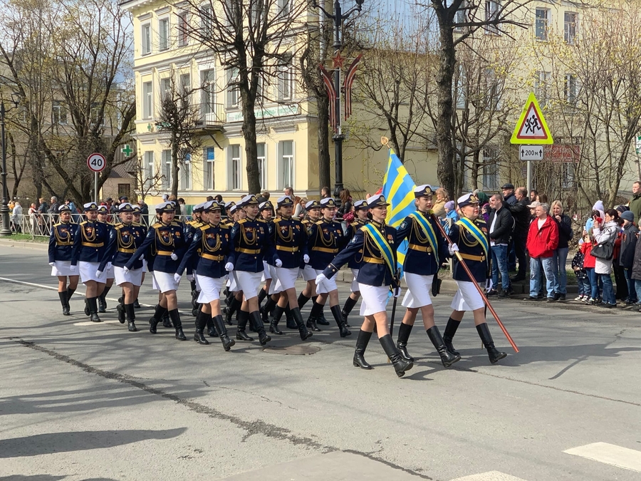 Десятки военных и боевая техника: в Гатчине прошел парад Победы 
