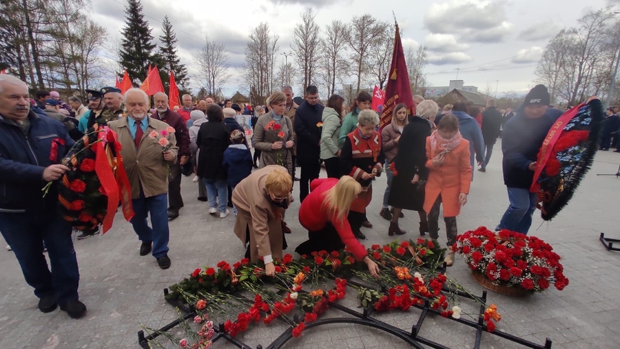 Торжественно-траурный митинг прошел сегодня у Воинского мемориала на улице Солодухина
