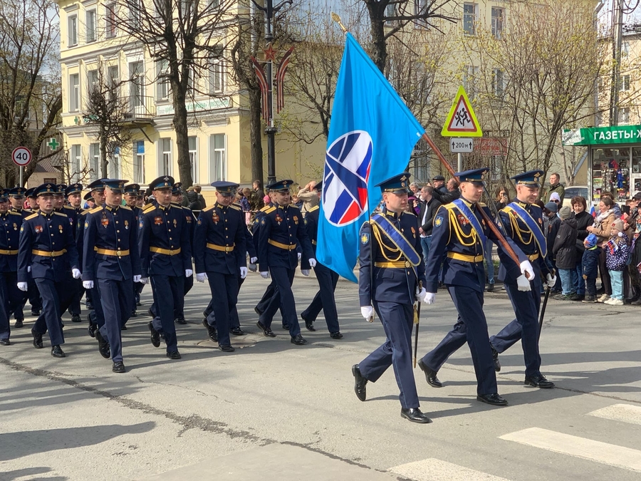 Десятки военных и боевая техника: в Гатчине прошел парад Победы 