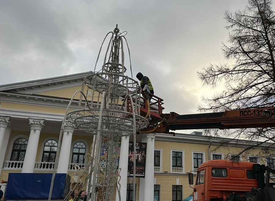 Гатчину украшают к Новому году 