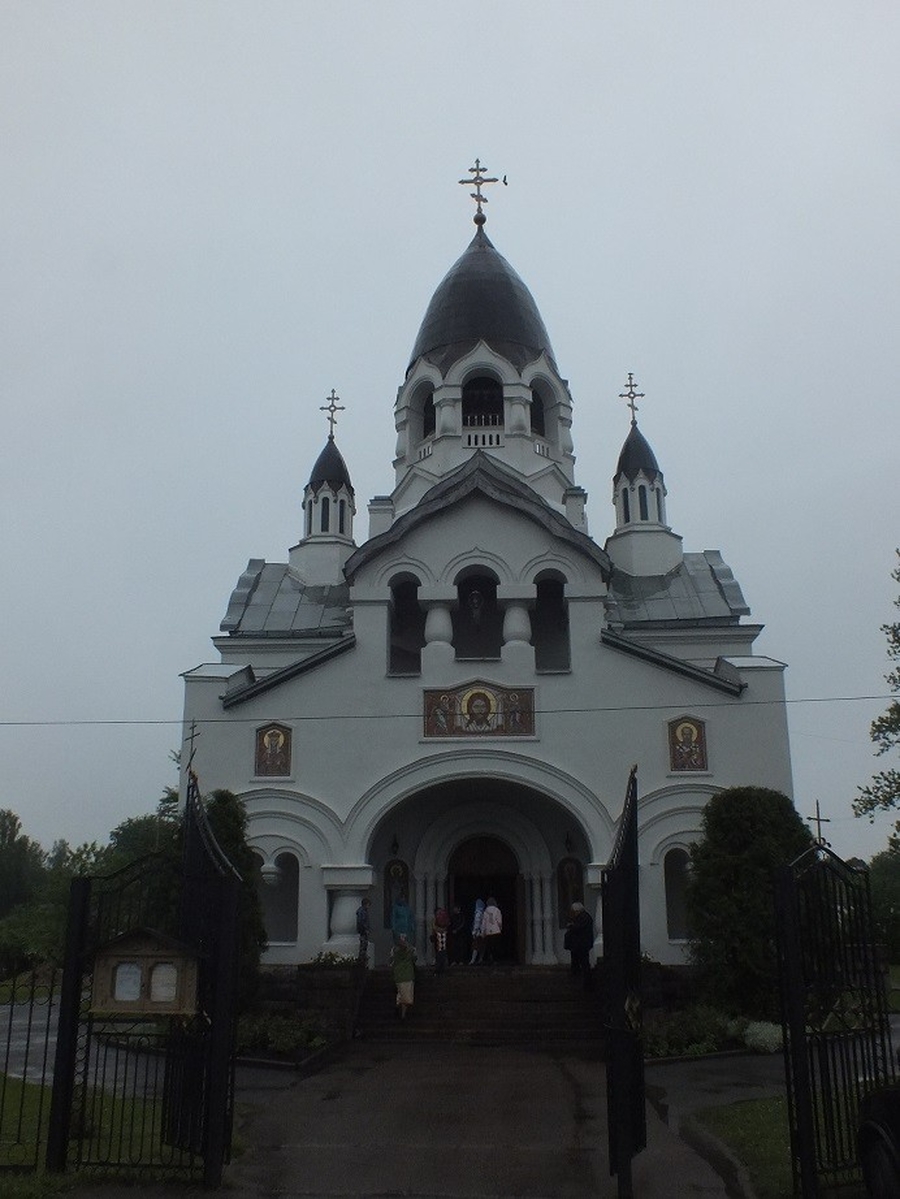 Епископ Митрофан освятил храм в Тайцах