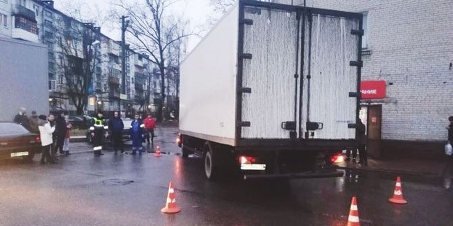 В Гатчинском районе под колесами грузовика скончался мужчина