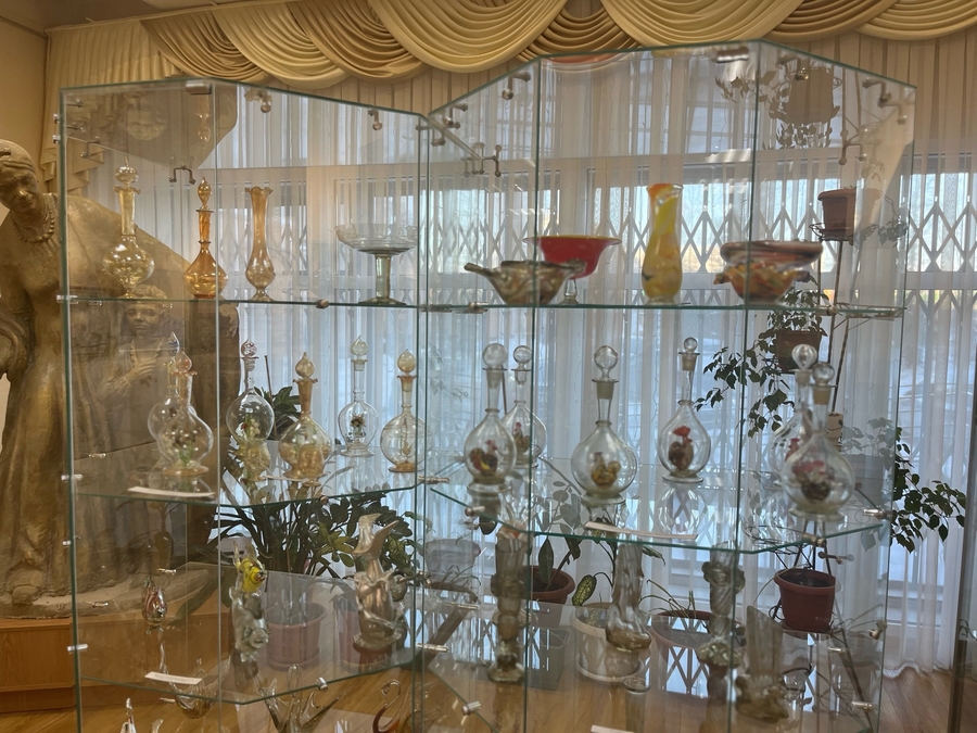 Районная библиотека имени Пушкина представляет выставку «Мелодии стекла...»