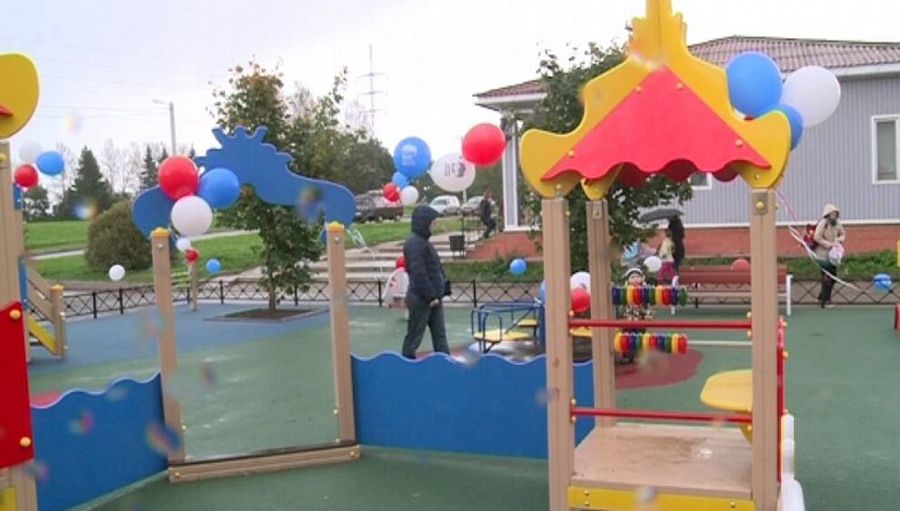 В Войсковицах появилась детская площадка с уличными тренажерами