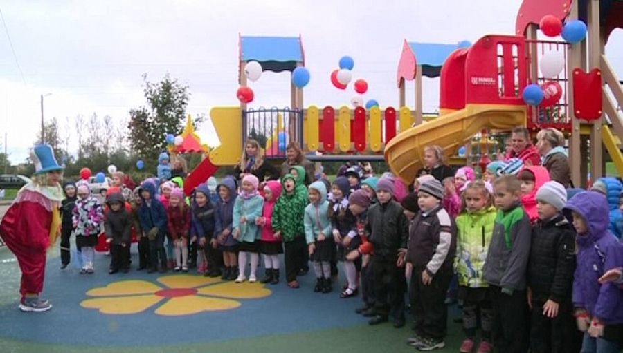 В Войсковицах появилась детская площадка с уличными тренажерами