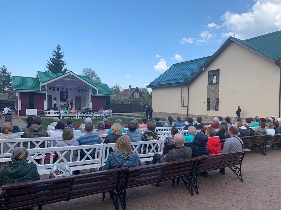Летнюю концертную площадку открыли в Сиверском к 100-летию Шварца