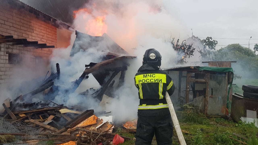 Частные дома и автобус пострадали от пожара за неделю в Гатчинском районе
