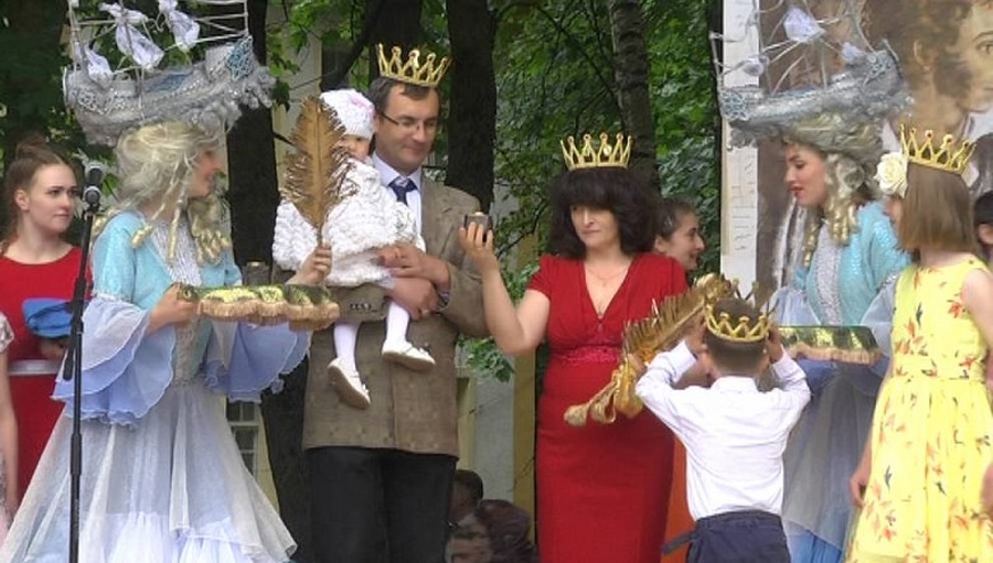 Семья Фоминых стала коронованной четой карнавала в Суйде