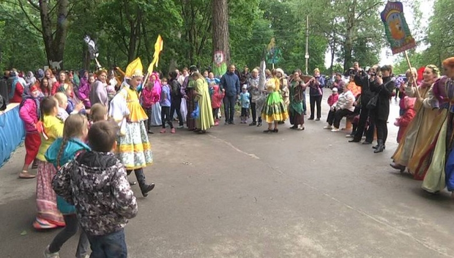 Семья Фоминых стала коронованной четой карнавала в Суйде