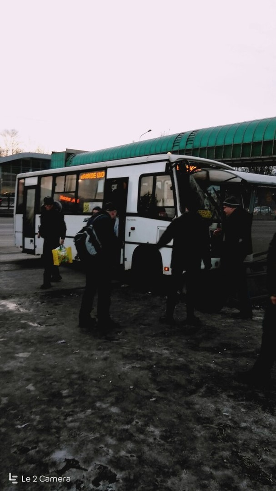 На Пулковском шоссе маршрутный автобус протаранил остановку