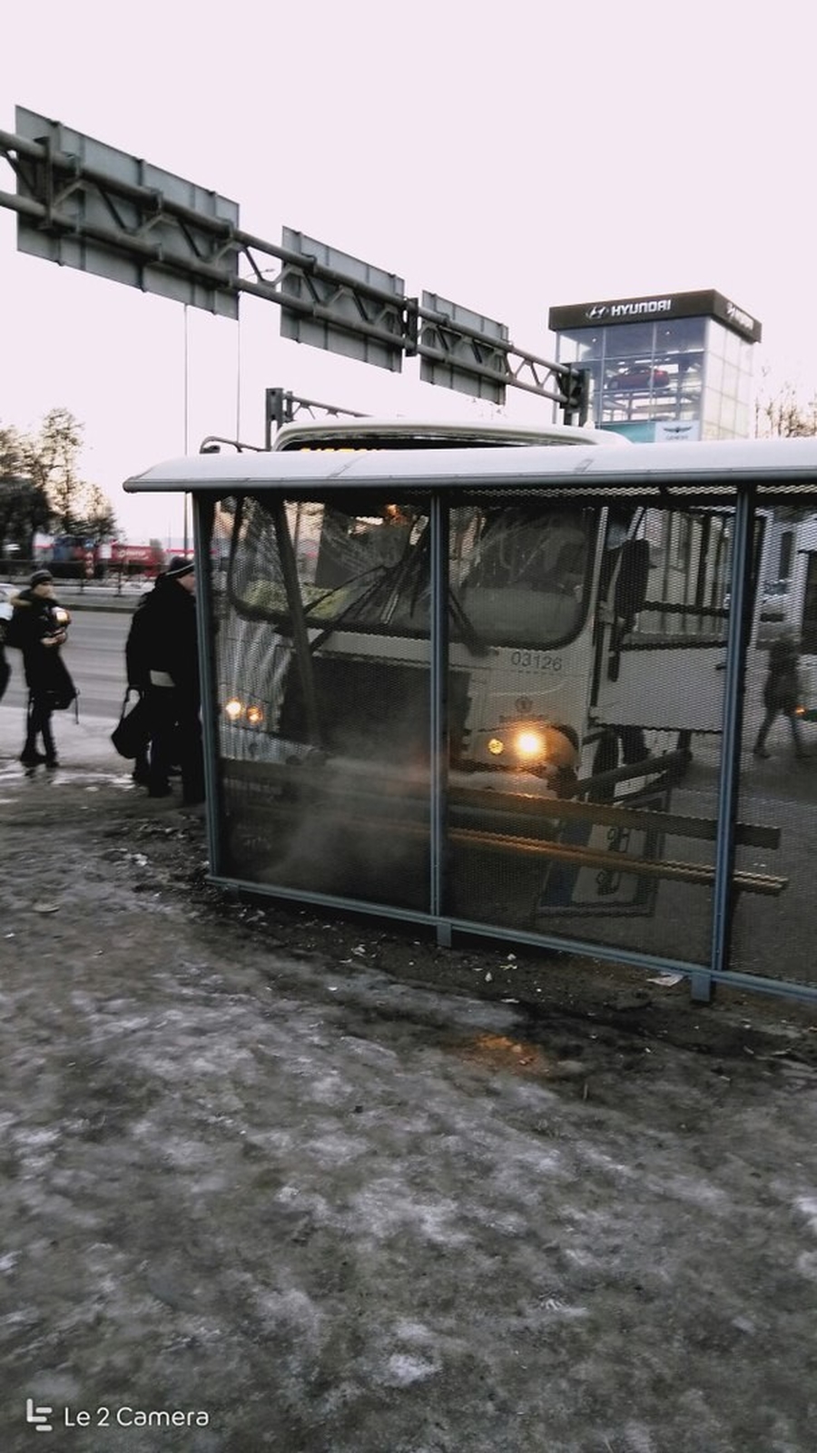На Пулковском шоссе маршрутный автобус протаранил остановку