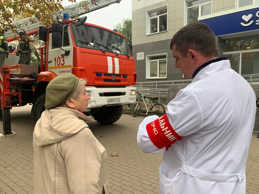 Гатчинскую поликлинику эвакуировали 