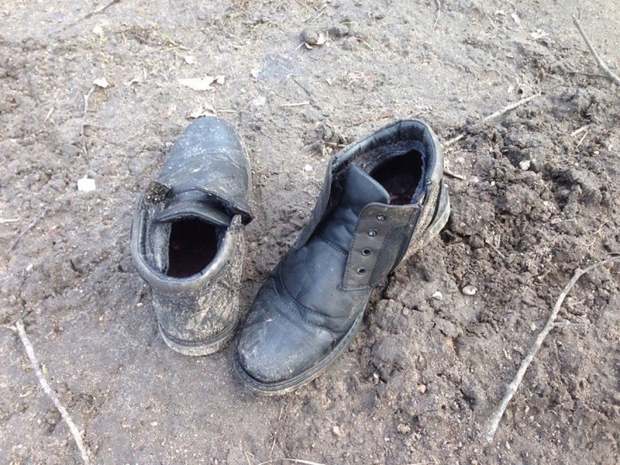 Житель Торфяного снял ботинки и лег спать посреди улицы