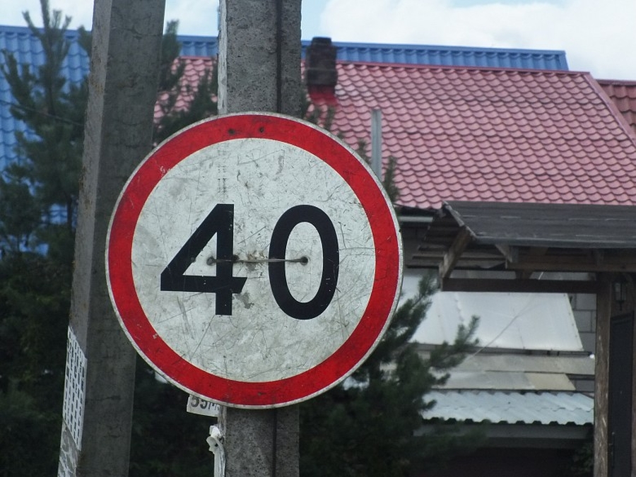Новые дорожные знаки ограничат скорость в гатчинском дворе