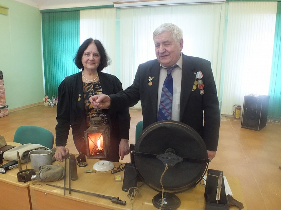 Ветераны показали сиверским гимназистам музей в чемодане