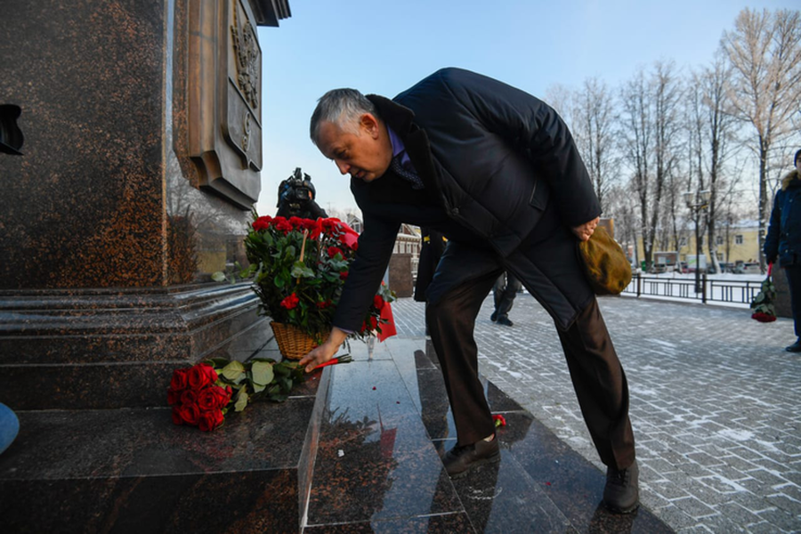  Губернатор Ленобласти возложил цветы к подножию стелы «Город воинской славы» в Гатчине