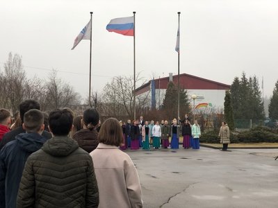 ВИДЕО. Не дожидаясь 1 сентября. В Гатчинских школах понедельники начинаются с поднятия флага