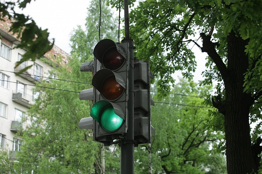 Светофоры на двух перекрестках в Гатчине будут работать беззвучно