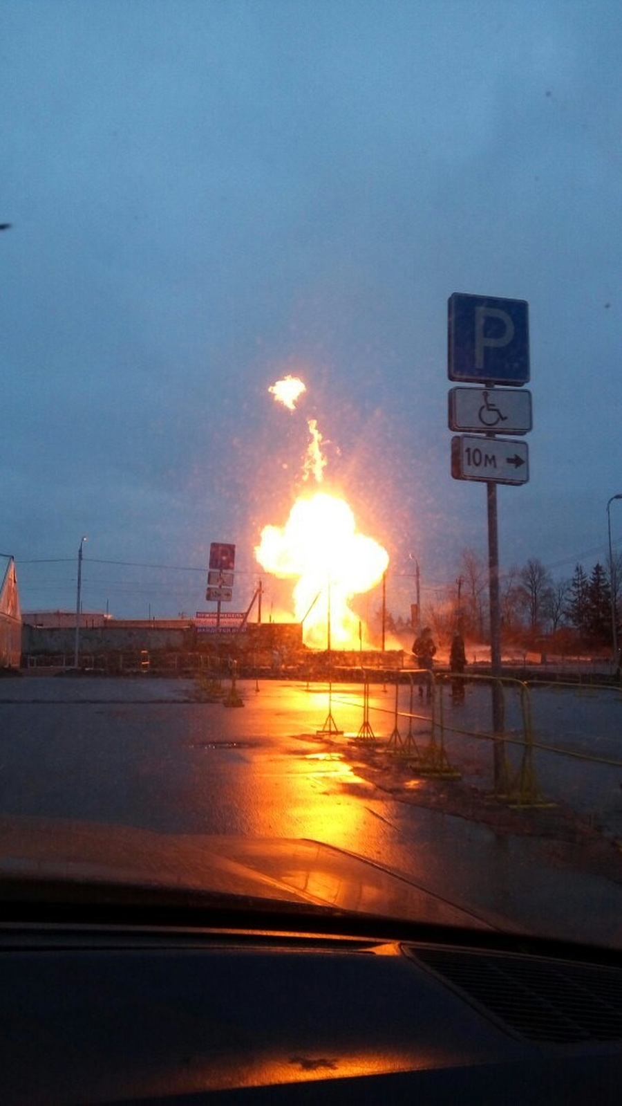 От горящего газопровода на Въезде в Гатчину поднялся 20-метровый факел