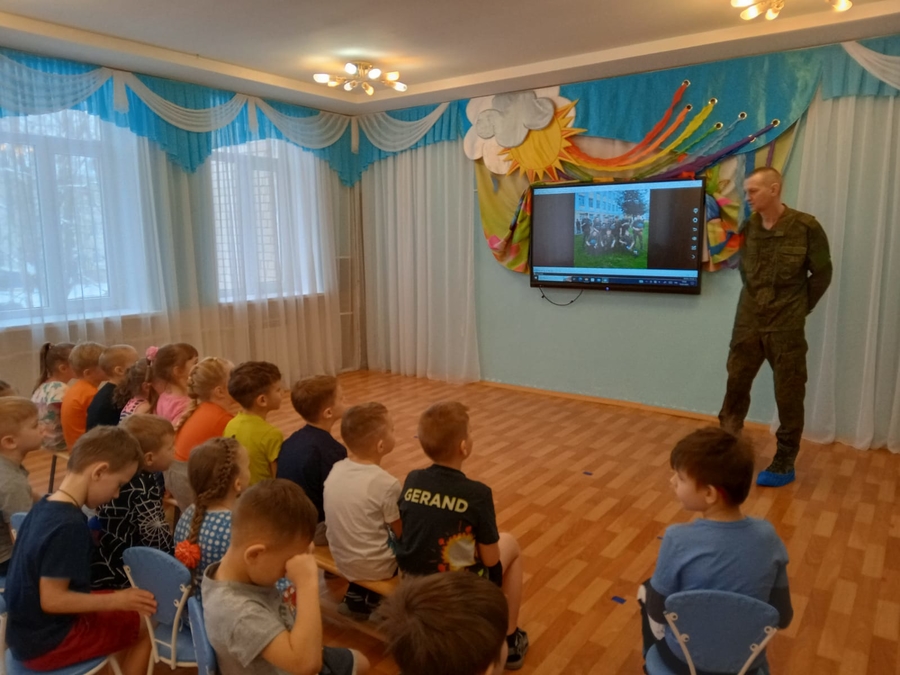 В Гатчине в гостях у воспитанников детского сада побывал боец СВО