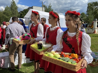 Подворье по-гатчински: «кабачки, и мед, и квас - все собрали про запас!»