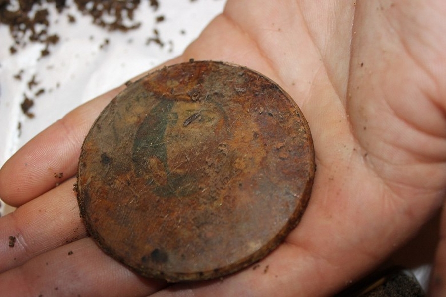 Поисковики Гатчинского района прочли еще один медальон и нашли родных погибшего красноармейца
