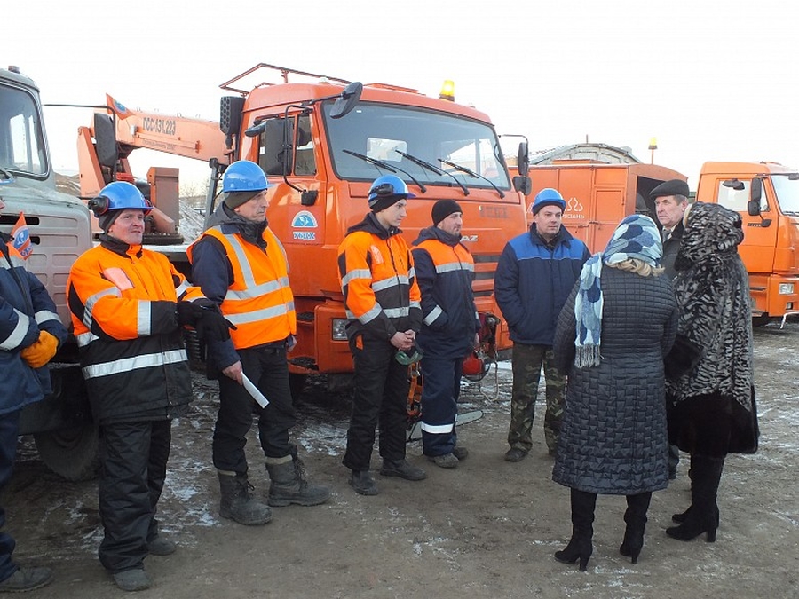 Гатчинское УБДХ провело предновогодний парад техники