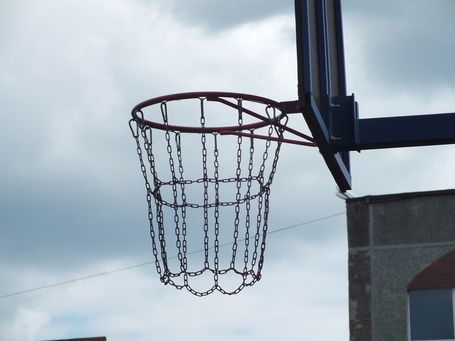В центре Гатчины оборудуют новую баскетбольную площадку