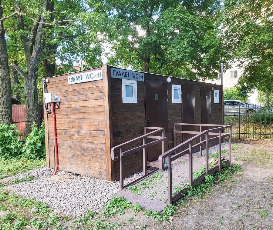 Чтобы в Приоратском парке туалет заработал, нужны свет и вода