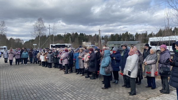 Митинг в Вырице в Международный день освобождения узников фашистских концлагерей