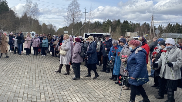 Митинг в Вырице в Международный день освобождения узников фашистских концлагерей