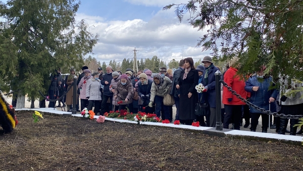 Митинг в Вырице в Международный день освобождения узников фашистских концлагерей