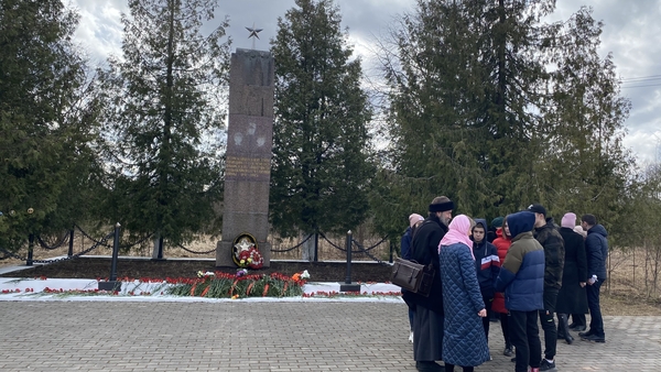 Митинг в Вырице в Международный день освобождения узников фашистских концлагерей