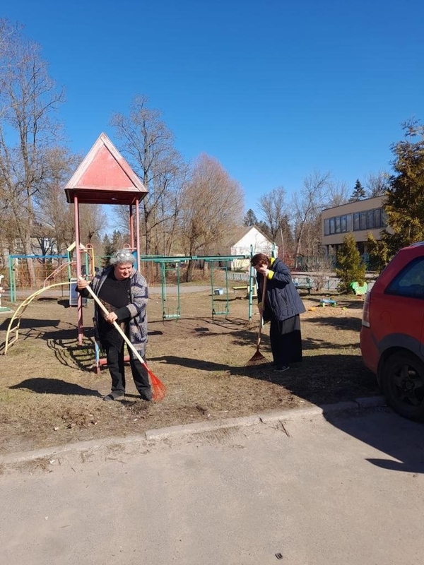 Трудовой десант по уборке территорий Гатчинского района