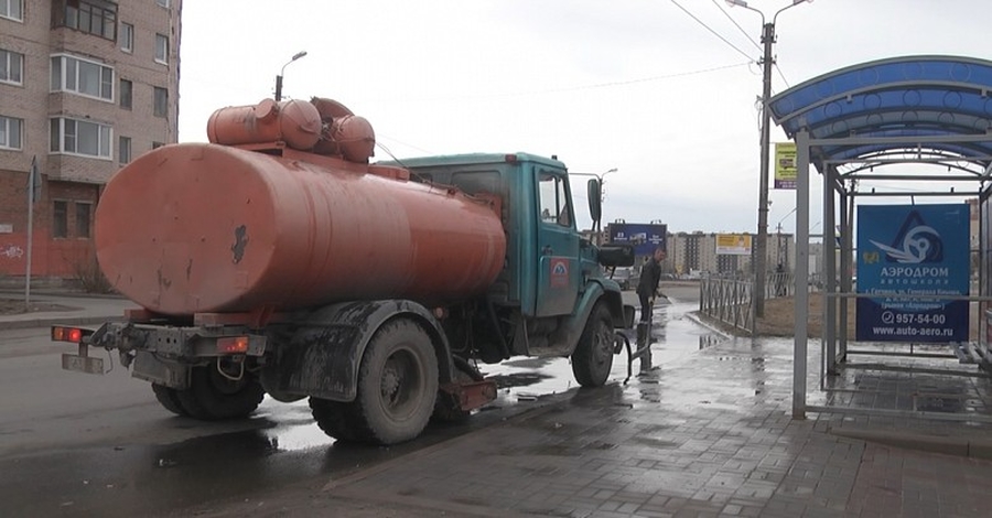 В Гатчине убирают дороги от пыли и песка