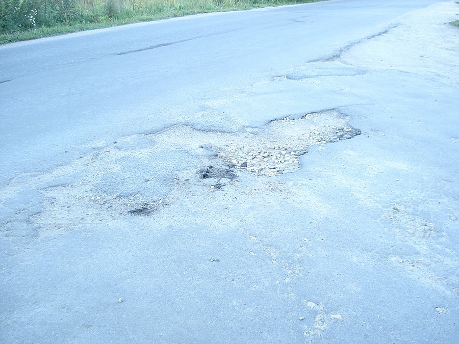 Выбоины и ямы на дорогах в Гатчине: участники Антиконкурса всё те же