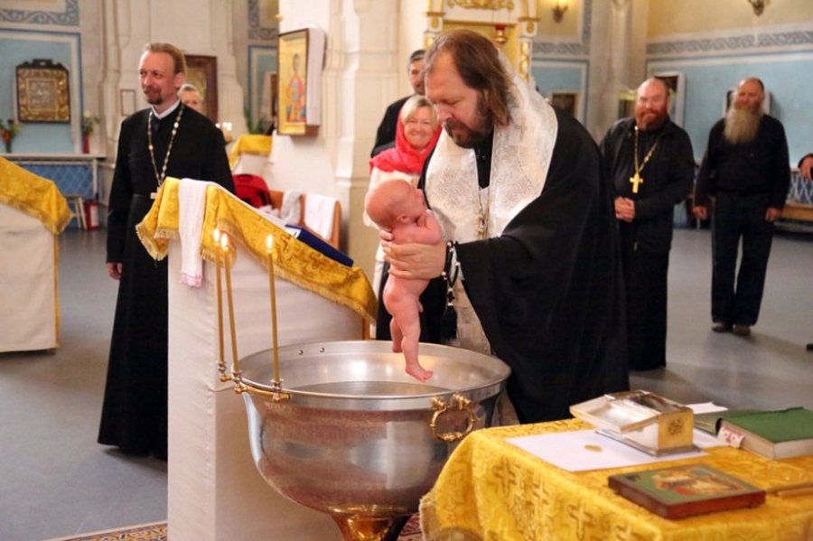Епископ Митрофан совершил таинство крещения в Гатчине