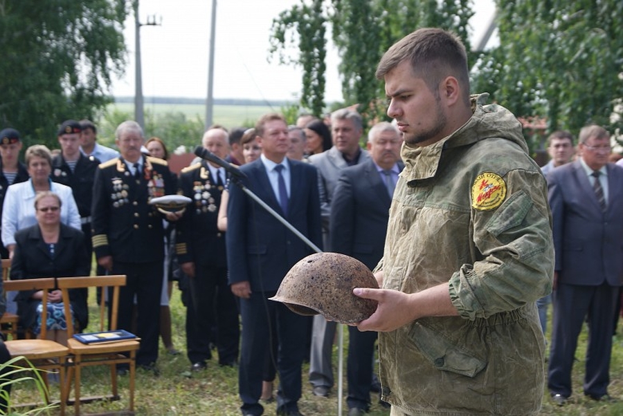 Гатчинские поисковики вернули дочерям отца