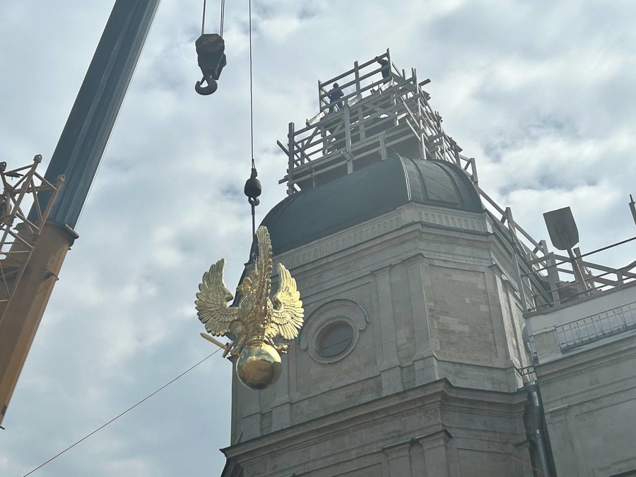 В честь дня рождения императорской резиденции Гатчины сразу два орла вернулись на насиженные места 