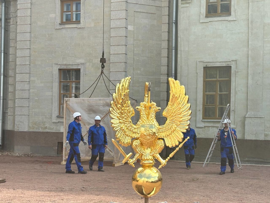 В честь дня рождения императорской резиденции Гатчины сразу два орла вернулись на насиженные места 
