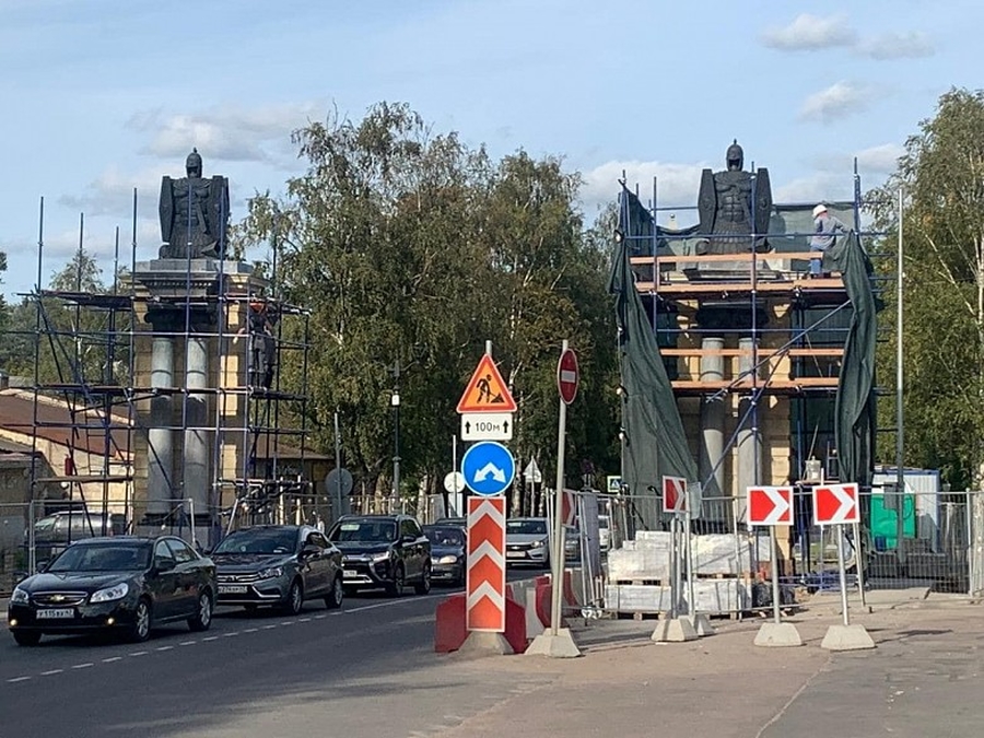Смоленские ворота в Гатчине освобождаются от строительных лесов